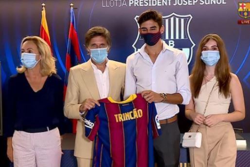 Francisco Trincao with his parents and sister while signing for Barcelona.